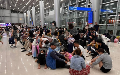 Hình ảnh hành khách chôn chân ở sân bay ở Phú Quốc
