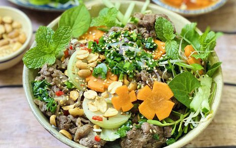 Chiều cuối tuần làm bún bò xào thơm ngon nức mũi