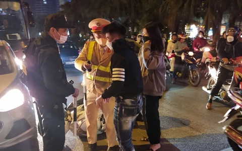 Rượu bia và “xe điên” náo loạn đường phố cuối năm