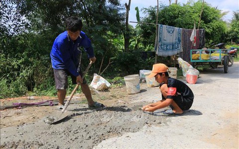 Người phụ hồ 6 năm cần mẫn "vá" đường để mọi người lưu thông an toàn