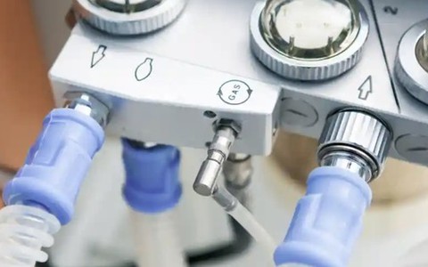 Bệnh nhân tắt máy thở của bạn cùng phòng vì… ồn ào