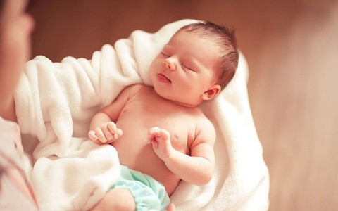6 mẹo dân gian nuôi trẻ cực nguy hại, bác sĩ cảnh báo cha mẹ không nên áp dụng