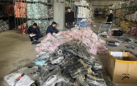 Hà Nội: Phát hiện kho chứa 30.000 bộ quần áo thể thao giá 55.000 đồng/bộ