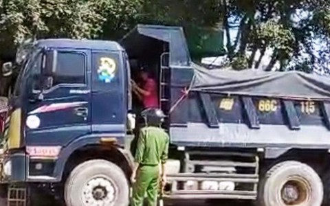 Một thanh niên nghi ngáo đá, trộm xe ben 'chạy trốn'