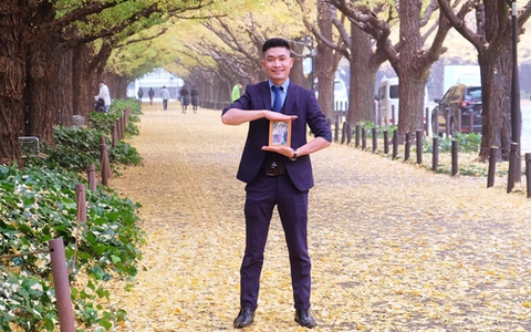 Chàng trai mồ côi nỗ lực giành học bổng, đem ảnh cha mẹ đi du lịch, tưởng nhớ công ơn sinh thành