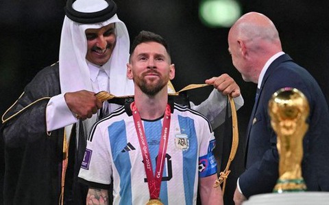 Áo choàng hoàng gia của Messi có giá hàng ngàn USD vẫn 'cháy hàng'