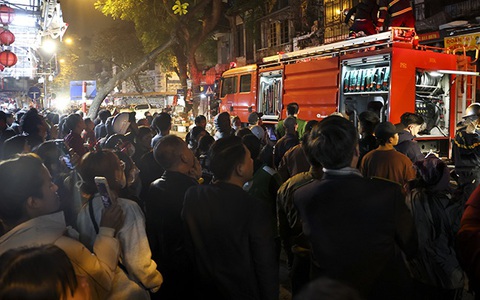 Hà Nội: Cháy lớn tại ngôi nhà 5 tầng trên phố Hàng Mã lúc nửa đêm