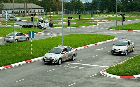 Quy định mới về học lái xe: Trường dạy kêu khó, học viên tốn thêm tiền