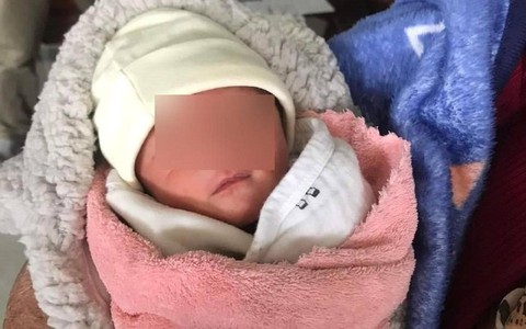 Nghi vấn người mẹ còn đi học, sinh con rồi bỏ rơi trong nhà hoang