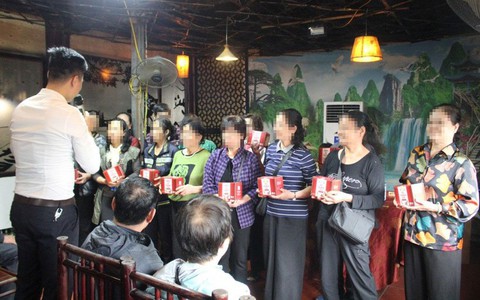 Tham gia "tour tham quan 0 đồng", nhiều người cao tuổi ở Hà Nội nếm 'trái đắng'