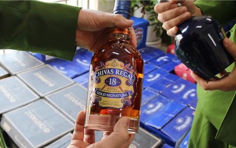 Thu giữ gần 1000 chai rượu ngoại lậu ngụy trang trong vỏ hộp trái cây