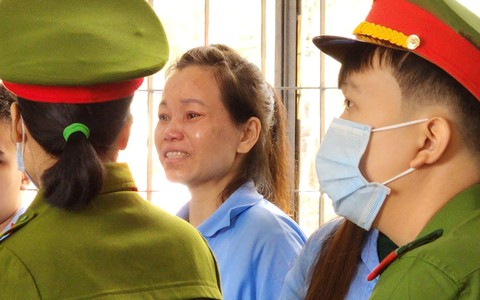 Người phụ nữ cùng tình nhân giết chồng liên tục bật khóc
