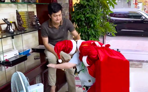 Nhật Kim Anh về Cần Thơ tặng quà Giáng sinh cho con trai, tiết lộ cách xưng hô gây chú ý với chồng cũ