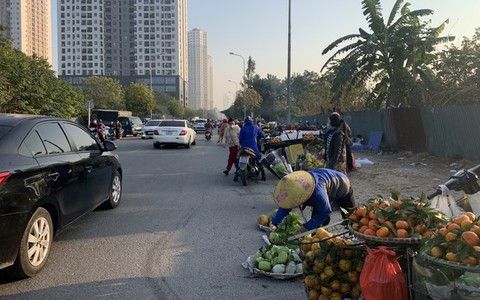 Tiểu thương lo mất Tết, lập chợ cóc tại công viên Hà Đông