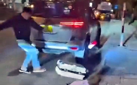 Tạm giữ xe taxi, chấm dứt hợp đồng tài xế xúc phạm du khách ở Đà Lạt