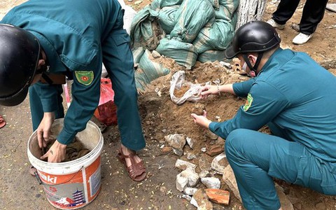 Đà Nẵng: Đang thi công vỉa hè, đào được 10 quả lựu đạn