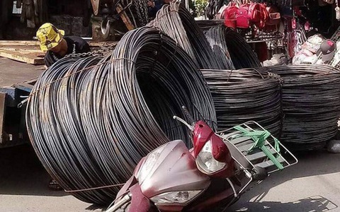 TP HCM: 5 cuộn sắt rơi xuống đường, người phụ nữ vứt xe, nhảy ra ngoài