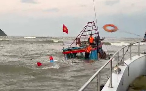 Cảnh sát biển cứu nạn thành công 2 thuyền viên tàu cá Nghệ An bị chìm trên biển