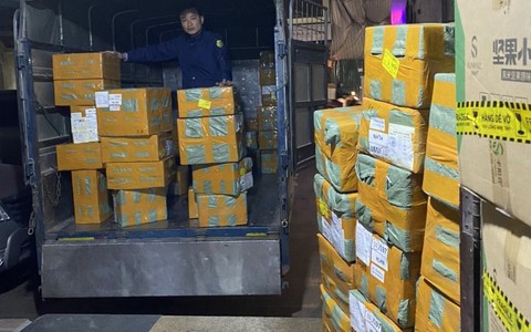 Phát hiện lô máy hút thuốc lá điện tử và phụ kiện sai phạm trị giá gần 4 tỉ tại Hà Nội