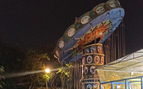 Đu quay ở Thủ Đức bất ngờ bị nghiêng, nhiều em nhỏ hoảng sợ