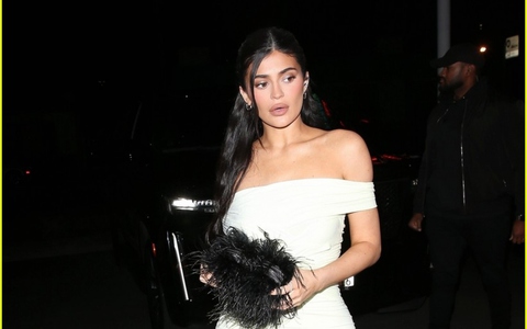 "Mẹ 2 con" Kylie Jenner diện đầm trễ vai nóng bỏng đi dự tiệc
