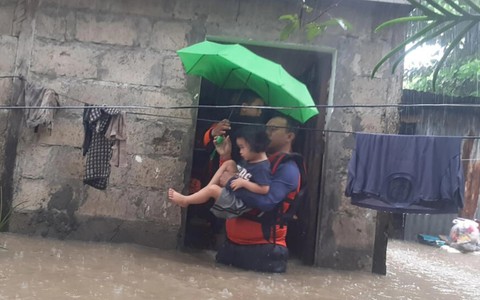 Gần 46.000 người Philippines sơ tán ngày Giáng sinh vì lũ lụt