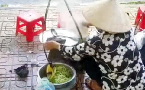 Người đổ thức ăn thừa vào nồi nước lèo tiếp tục bị xử phạt