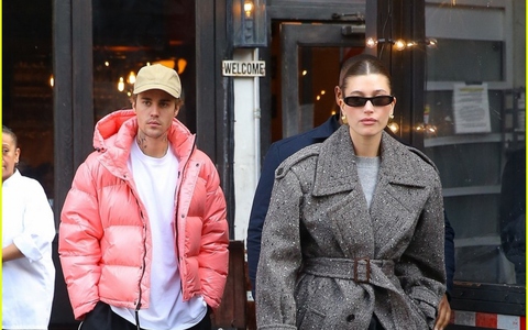 Justin Bieber diện áo hồng nổi bật, vui vẻ đi chơi cùng bà xã Hailey Baldwin