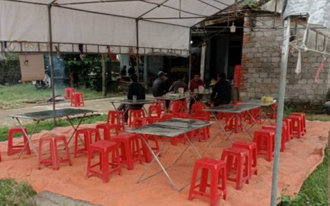 Hai người đàn ông thiệt mạng trước sân nhà, trên người có vết thương