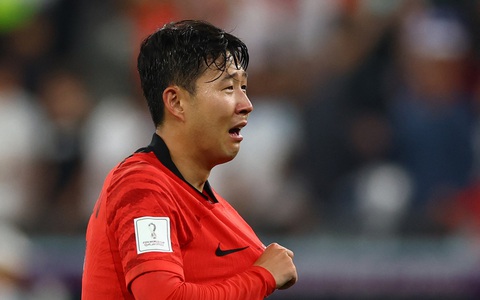 Những giọt nước mắt trái chiều của Suarez và Son Heung Min