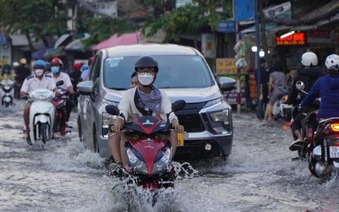 Triều cường ở TPHCM lên cao, ngưng xả nước hồ Dầu Tiếng để tránh ngập nặng