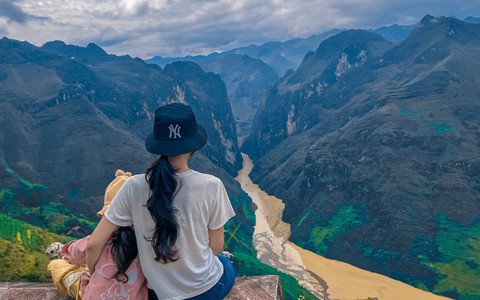 Bé gái 5 tuổi cùng mẹ "đi phượt" chặng đường 1600km khám phá các tỉnh vùng núi phía Bắc
