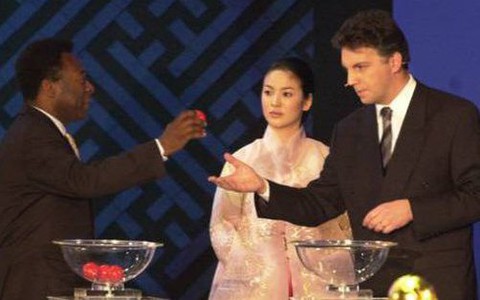Song Hye Kyo gặp huyền thoại bóng đá Pele ở World Cup 2002