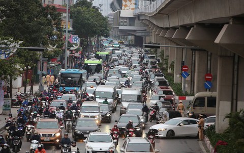 Hai người đi xe máy thương vong sau va chạm xe bồn