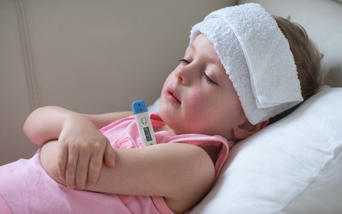 Khi trẻ bị sốt cao bất thường: Nguyên nhân, triệu chứng và cách điều trị