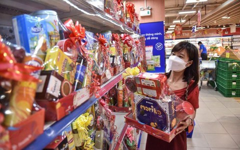 Hàng Tết rầm rộ lên kệ, khuyến mãi sớm vì sợ ế