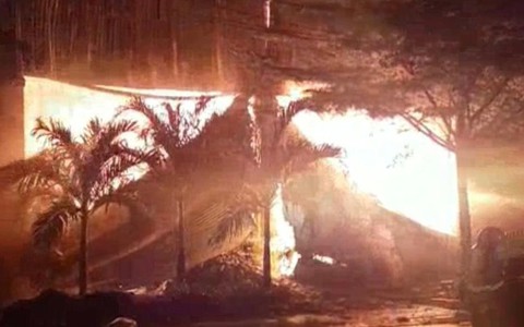 Tổng kho hàng tiêu dùng bốc cháy dữ dội giữa trời mưa ở Bình Định