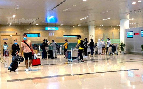 "Cầm nhầm" đồng hồ ở sân bay, người đàn ông đưa ngay cho vợ