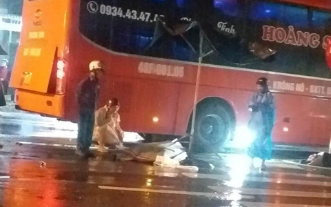 Va chạm với xe khách, hai vợ chồng phụ hồ ở Quảng Nam thiệt mạng thương tâm
