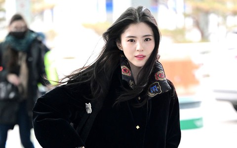 Han So Hee diện đơn giản, biến sân bay thành sàn catwalk