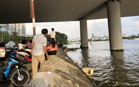 Lập bàn thờ tìm nam thanh niên thì thấy thi thể 1 phụ nữ trên sông Sài Gòn