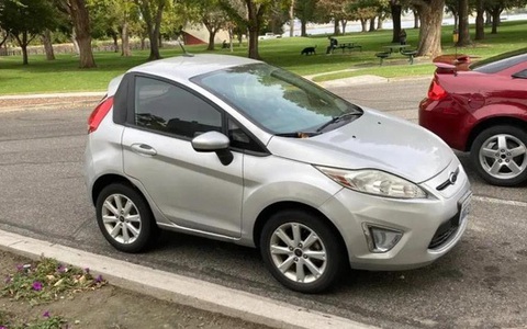 Ford Fiesta ngắn và kỳ cục nhất thế giới: Xe thật nhưng trông như ghép Photoshop