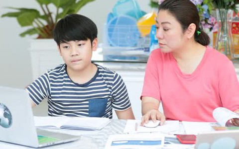 Mẹ ứng xử khi tìm thấy bao cao su trong cặp con trai