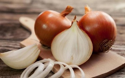 Hành tây chống ung thư cực tốt nhưng ăn chung với những thực phẩm này sinh sỏi mật, thậm chí mù lòa