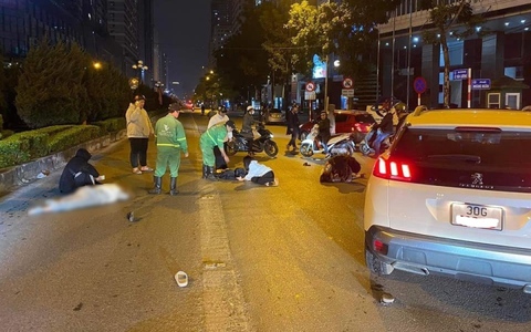Hà Nội: Nữ tài xế lao xe vào 3 người đi bộ, 1 nạn nhân nhập viện
