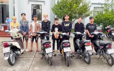Dừng xe nghe điện thoại, người đàn ông bị toán cướp nhí bao vây