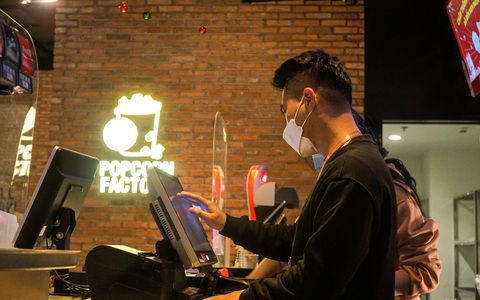 Người Hà Nội check-in rạp phim sau 9 tháng "cai" vì dịch, "muốn vỡ oà vì đã được ngửi lại đủ thứ mùi rạp phim"