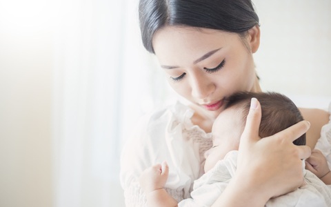 3 sai lầm khi bế trẻ có thể gây tổn thương cột sống, ảnh hưởng tới trí não: Cái đầu tiên nhiều người mắc phải nhất!