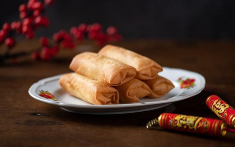 Nhìn qua thì tưởng chả giò, ăn thử mới biết hóa ra là món bánh giòn tan nóng hổi, trời lạnh ăn quá chuẩn!