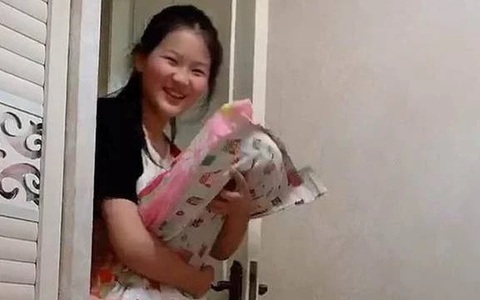Mẹ vắng nhà, nữ sinh 13 tuổi nằng nặc đòi ngủ cùng bố, lời giải thích tinh tế của ông bố được khen ngợi hết lời